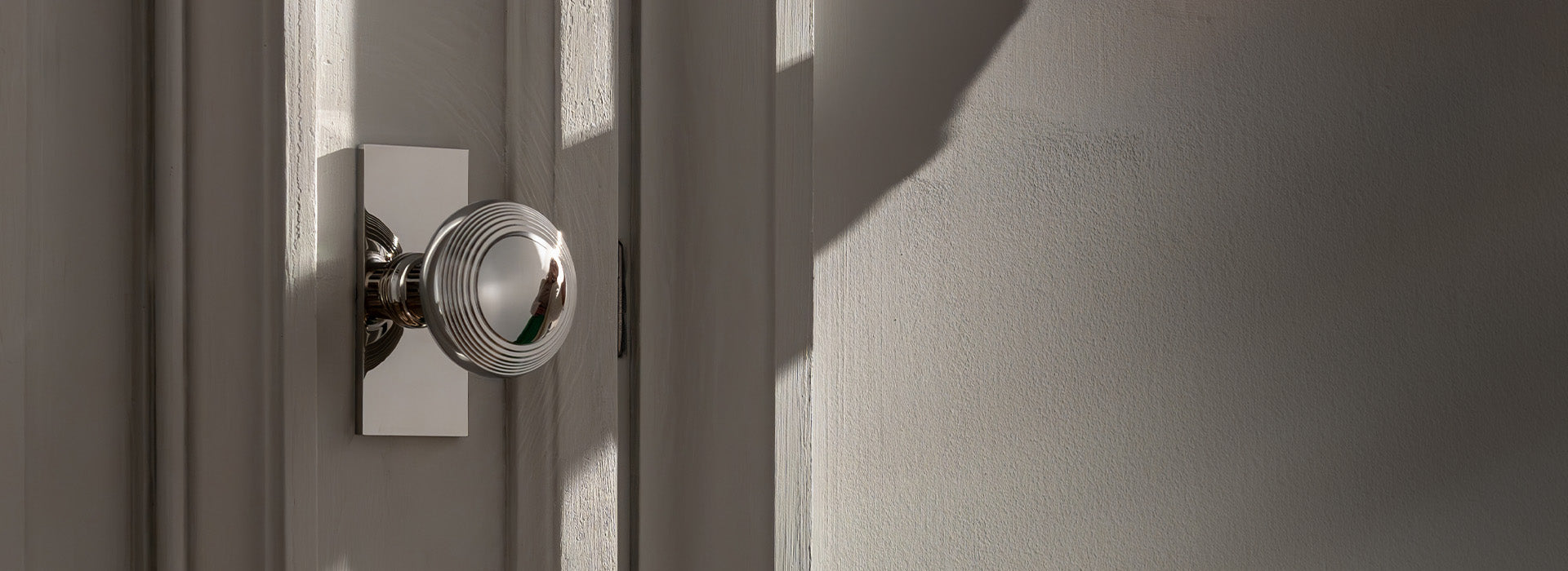 Poignées de tirage en laiton ancien pour porte Corston sur porte blanche