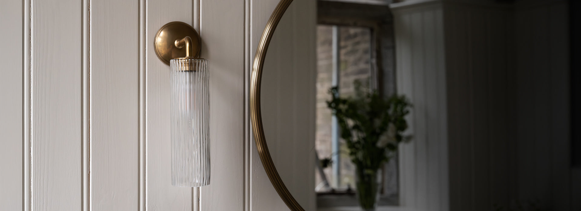 Eclairages de Salle de Bains Claremont Petite Applique Murale en Bronze avec Verre Cannelé Corston