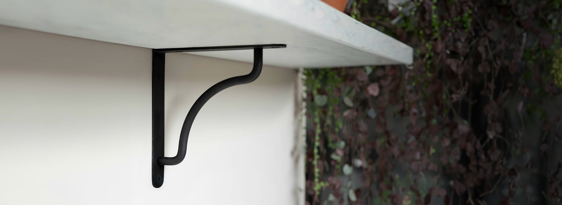 Support pour Étagères en Bronze Corston sur mur blanc